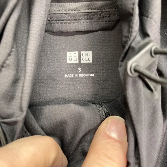 Uniqlo Jacket Mens Small Black Hooded Windbreaker Lightweight Zip Pockets Casual - Picture 2 of 8